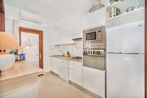 Frigorífico, microondas, horno y placa de cocina