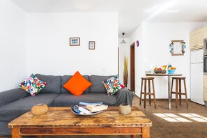 TV, bordtennis, leker og bøker