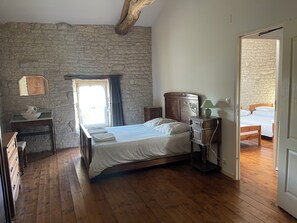 3 chambres, fer et planche à repasser, accès Internet, draps fournis