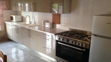 Réfrigérateur, four à micro-ondes, surface de cuisson, cafetière-théière