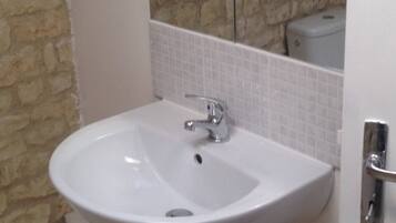 Combinazione doccia/vasca, asciugacapelli, asciugamani