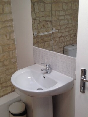 Ensemble douche/baignoire, sèche-cheveux, serviettes fournies