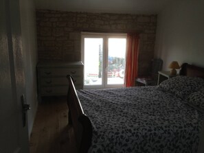 4 chambres, fer et planche à repasser, accès Internet, draps fournis