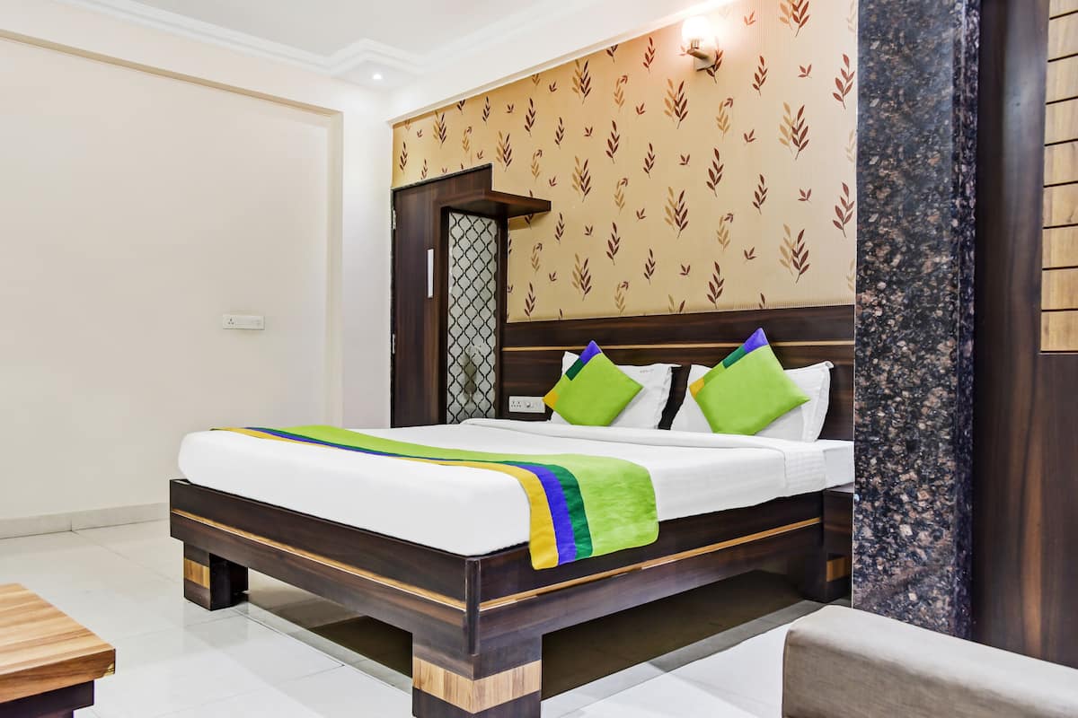 Deluxe Room | Desk, soundproofing, iron/ironing board, free WiFi