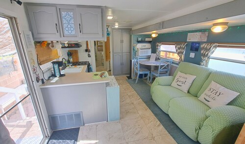Foothills Quiet Guest RV Home - Queen, Twin Bed, Dog Friendly, Fenced Yard, BBQ