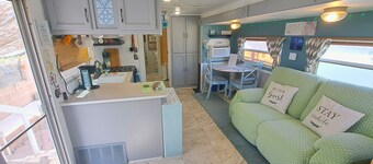 Foothills Quiet Guest RV Home - Queen, Twin Bed, Dog Friendly, Fenced Yard, BBQ