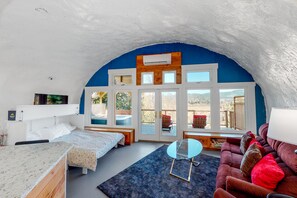 Iron/ironing board, internet, bed sheets