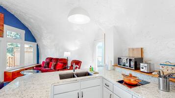 Mikroaaltouuni, liesi, leivänpaahdin