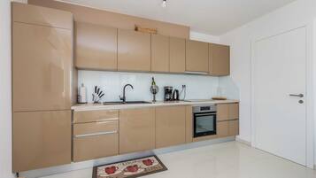 Fridge, oven, dishwasher, coffee/tea maker