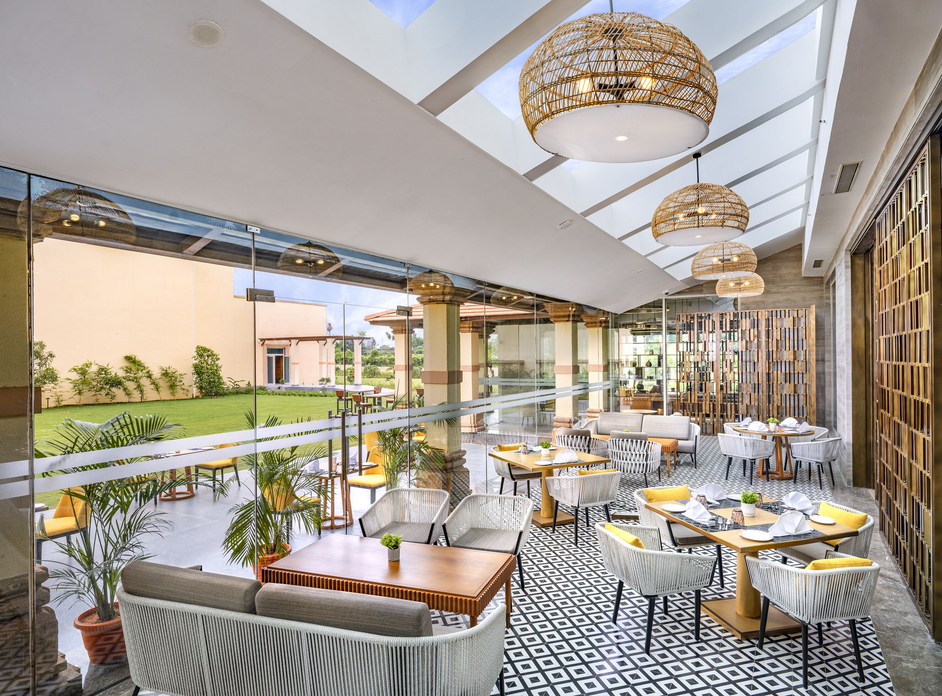 供应午餐和晚餐，印度菜