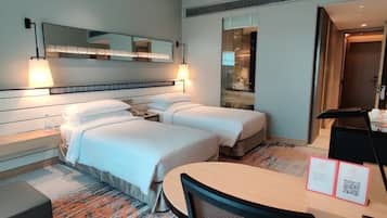 Rom – deluxe, 2 enkeltsenger | Sengetøy av topp kvalitet, minibar, safe på rommet og skrivebord