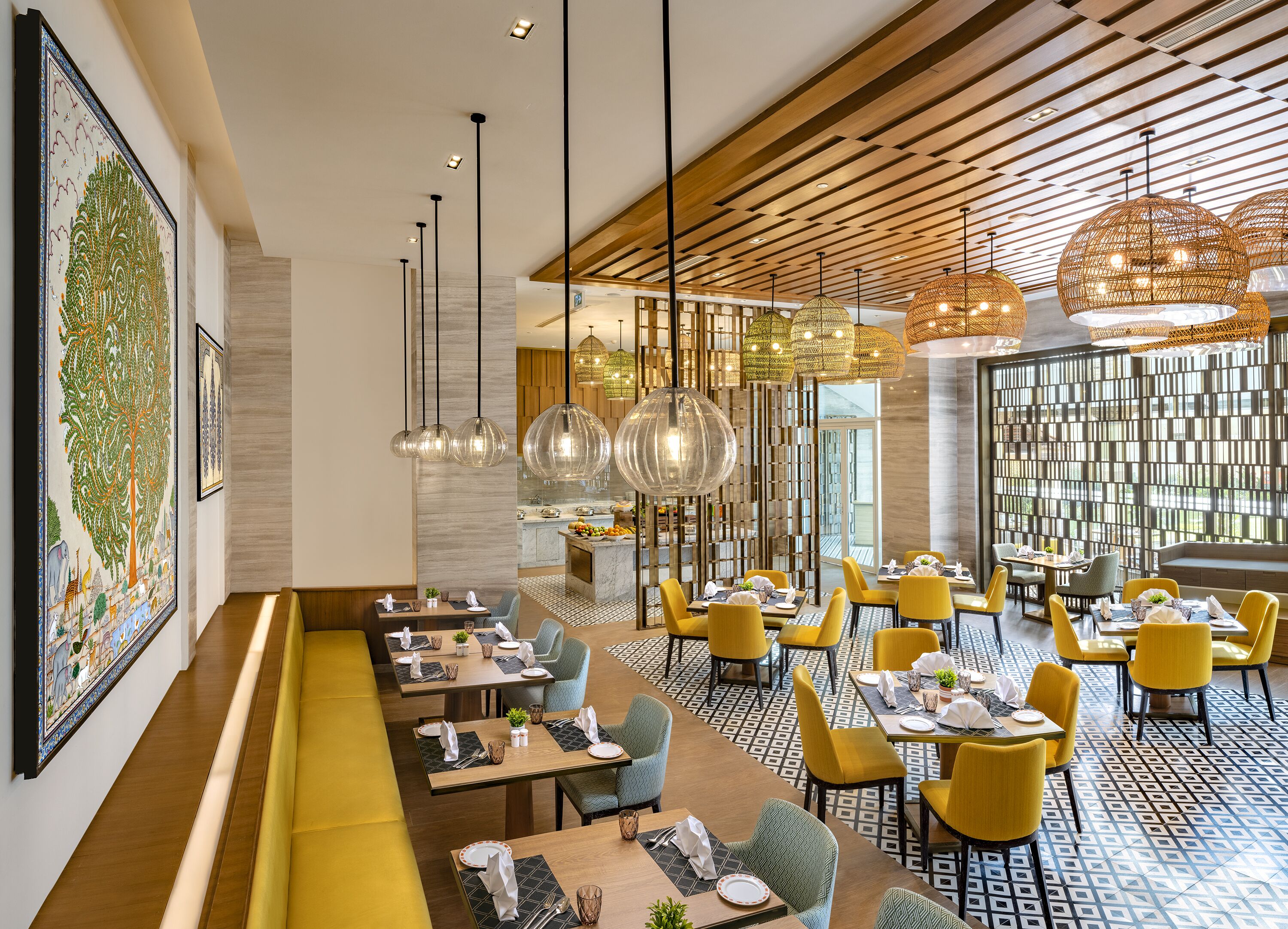 Un restaurante moderno con techos altos, vigas de madera y diversas opciones de asientos, incluyendo mesas y cabinas.