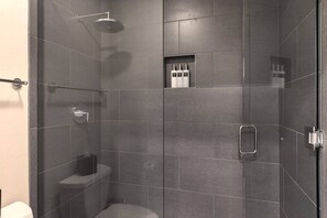 Ensemble douche/baignoire, sèche-cheveux, savon, shampoing