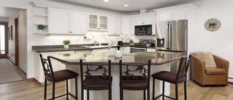 Refrigerador, microondas, placa de cocina, lavavajillas