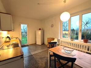 Kühlschrank, Ofen, Geschirrspüler, Wasserkocher mit Kaffee-/Teezubehör