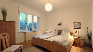 2 室のベッドルーム、旅行用ベビーベッド、WiFi、ベッドシーツ