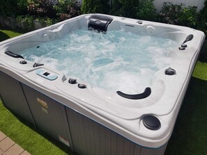 A hot tub with a control panel, jets, and a safety rail. - Sweet spot at Fleesensee (Göhren-Lebbin)