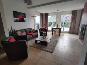 TV, fireplace