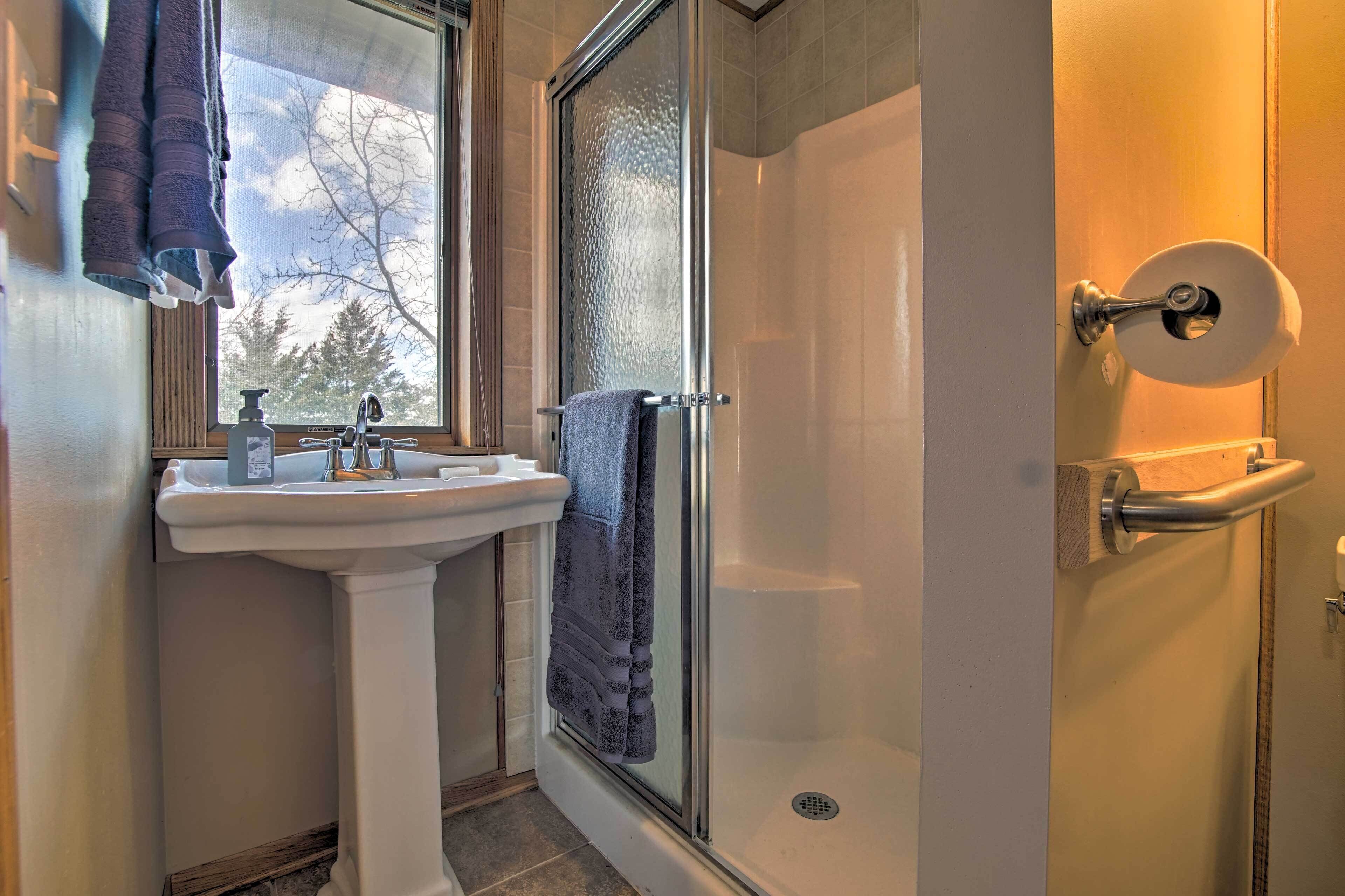 Articles de toilette gratuits, sèche-cheveux, serviettes fournies