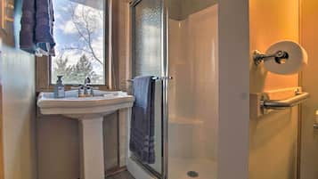 Articles de toilette gratuits, sĂšche-cheveux, serviettes fournies