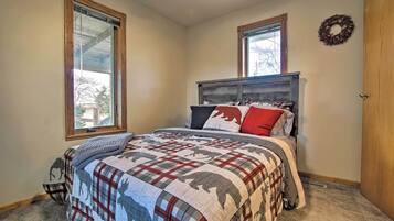 2 bedrooms, iron/ironing board, internet, bed sheets