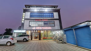 A hotel with a sign for 'Deluxe Rooms' and 'Atithi Comforts'. - Treebo Atithi Comforts, 1 Km From Nisargadhama Forest (Somvarpet)