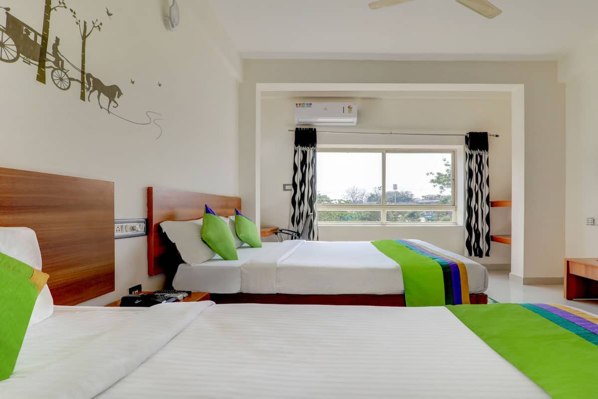 Deluxe Room | Individually furnished, blackout drapes, iron/ironing board