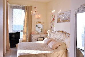 3 bedrooms, iron/ironing board, free WiFi, alarm clocks
