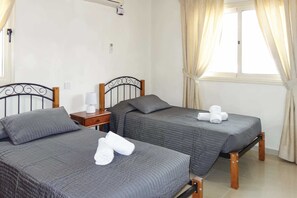 3 chambres, fer et planche à repasser, Wi-Fi gratuit, draps fournis