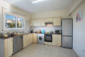 Fridge, oven, stovetop, dishwasher