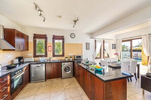 Frigorifero, forno, macchina per tè/caffè, tavolo da pranzo