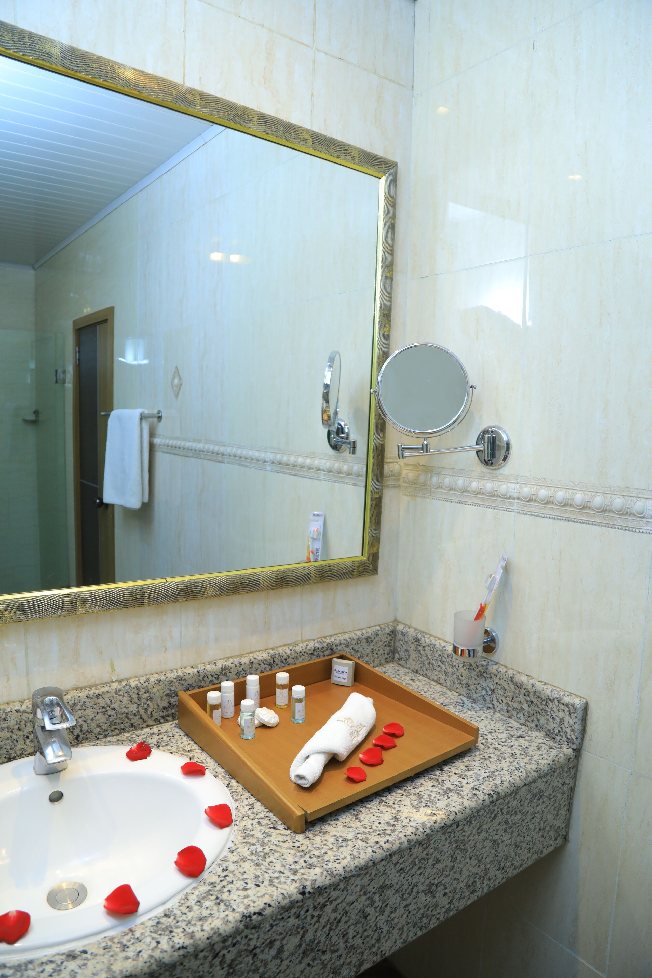 Une salle de bain équipée d’un lavabo, d’un miroir et d’articles de toilette.
