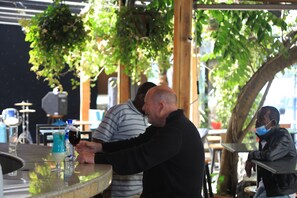 2 bares