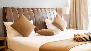 Estúdio luxo, 1 cama Queen, vista para a cidade | Frigobar, cofres nos quartos, escrivaninha, quartos à prova de som