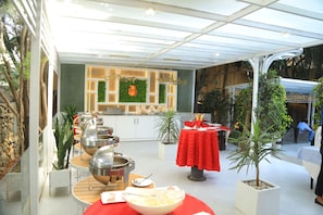 Petit déjeuner buffet (10 USD par personne)