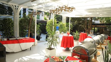 Petit déjeuner buffet (10 USD par personne)