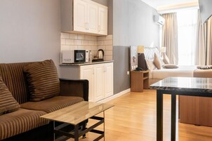 Deluxe Studio, 1 Katil Ratu (Queen), City View | Bar mini, peti besi dalam bilik, meja, kalis bunyi 