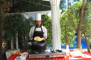 Tägliches Frühstücksbuffet gegen Gebühr