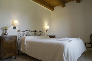 7 makuuhuonetta, silitysrauta/-lauta, ilmainen Wi-Fi, vuodevaatteet