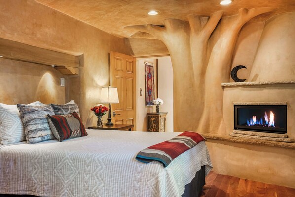 1 bedroom, iron/ironing board, WiFi, bed sheets - Unique Hideaway, Walk Everywhere (Santa Fe)