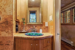 Shower, hair dryer, shampoo - Unique Hideaway, Walk Everywhere (Santa Fe)
