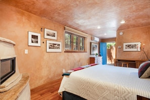1 bedroom, iron/ironing board, WiFi, bed sheets - Unique Hideaway, Walk Everywhere (Santa Fe)