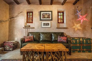 TV, fireplace, offices - Casita Arbolito - Unique Hideaway, Walk Everywhere (Santa Fe)