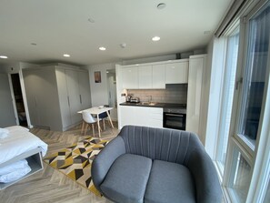 Desk, laptop workspace, free WiFi, bed sheets - Eyre Square Galway Central Self Catering (Galway)