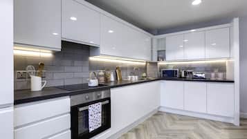 Phòng đôi phong cách cổ điển | Bếp chung | Lò vi sóng, ấm điện, dụng cụ nấu nướng/bát dĩa/dao nĩa