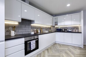 Classic Double Room | Shared kitchen | Microwave, electric kettle, cookware/dishes/utensils - Eyre Square Galway Central Self Catering (Galway)