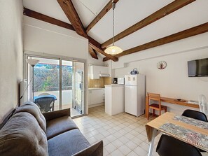 TV - Charming 1-Bed Apt with Terrace near Spa & Nature Park, 400m from Town Center, Pets Welcome (Lamalou-les-Bains)