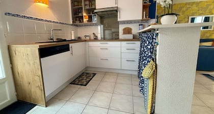 Single-story house 250m from the beach, 5 beds, terraces, and parking