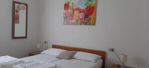 2 bedrooms, travel cot, free WiFi, bed sheets