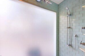 Combined shower/tub, hair dryer, towels